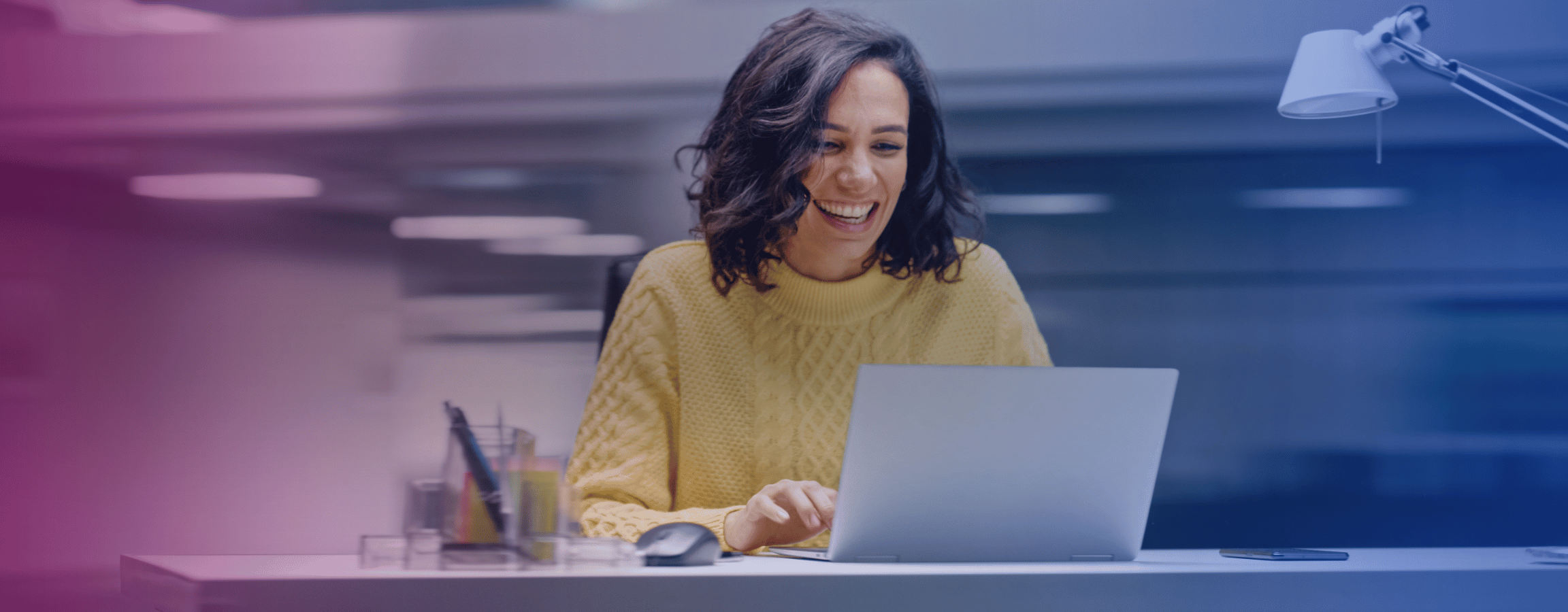 iloinen nainen tietokoneella