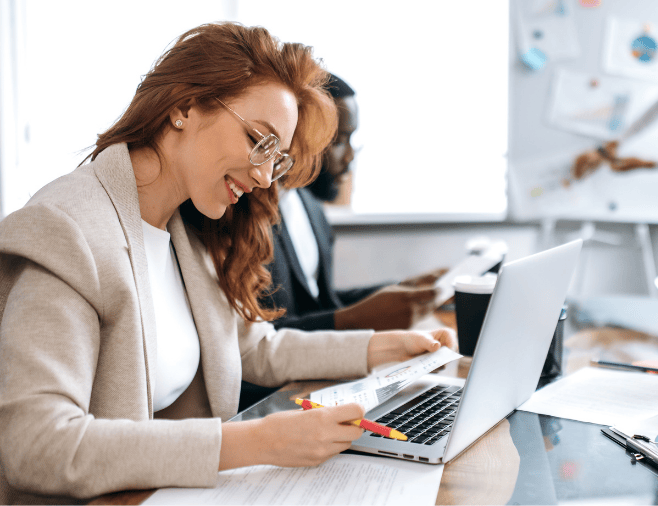 Hymyileva Nainen Ja Pc Teaser