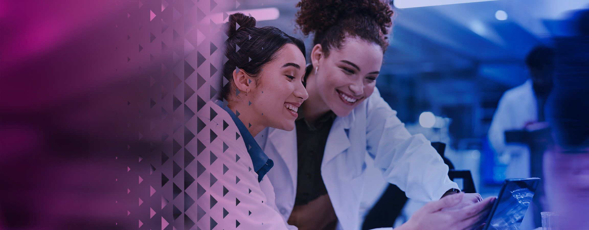 Kaksi lääkäriä hymyilee