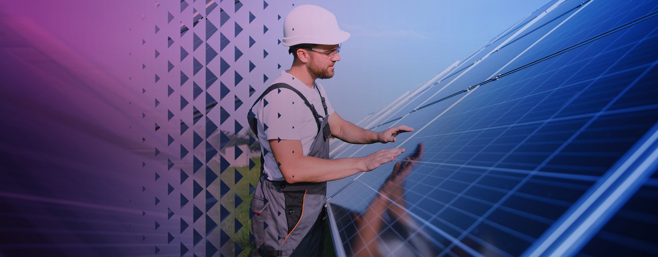 Kypäräpäinen mies aurikopaneelin luona