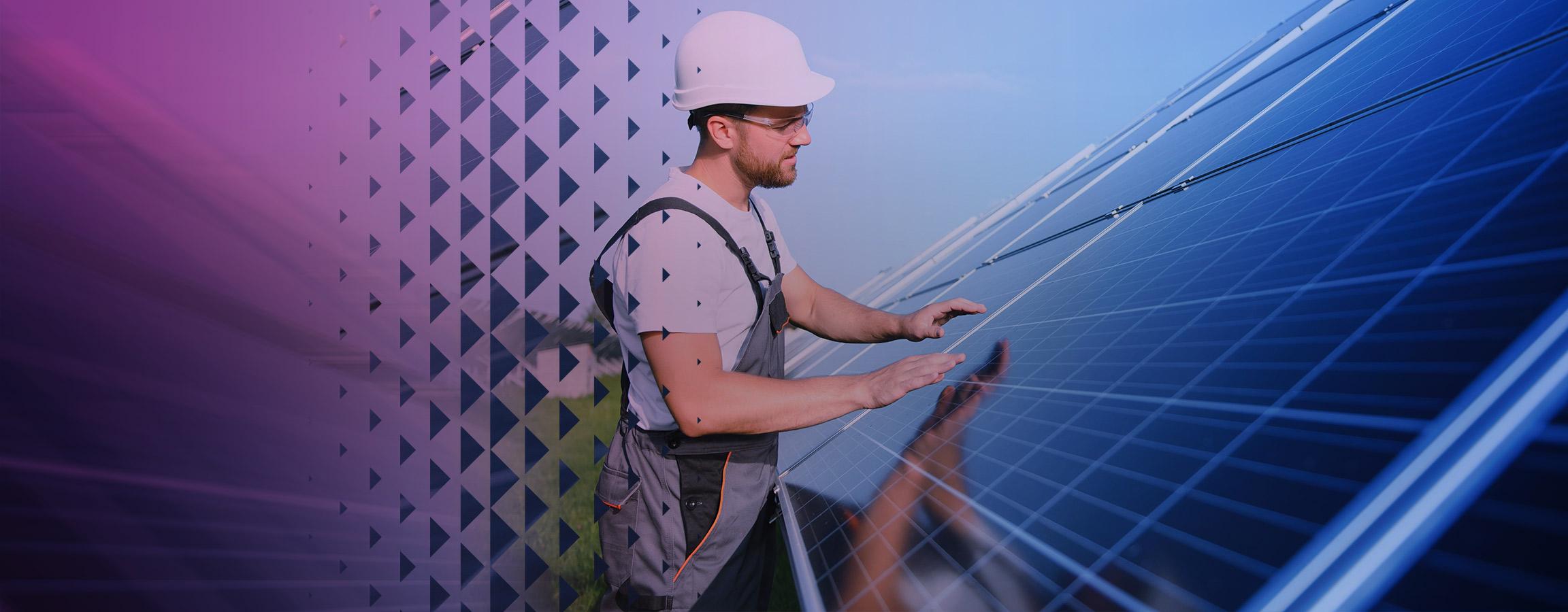 Kypäräpäinen mies aurikopaneelin luona