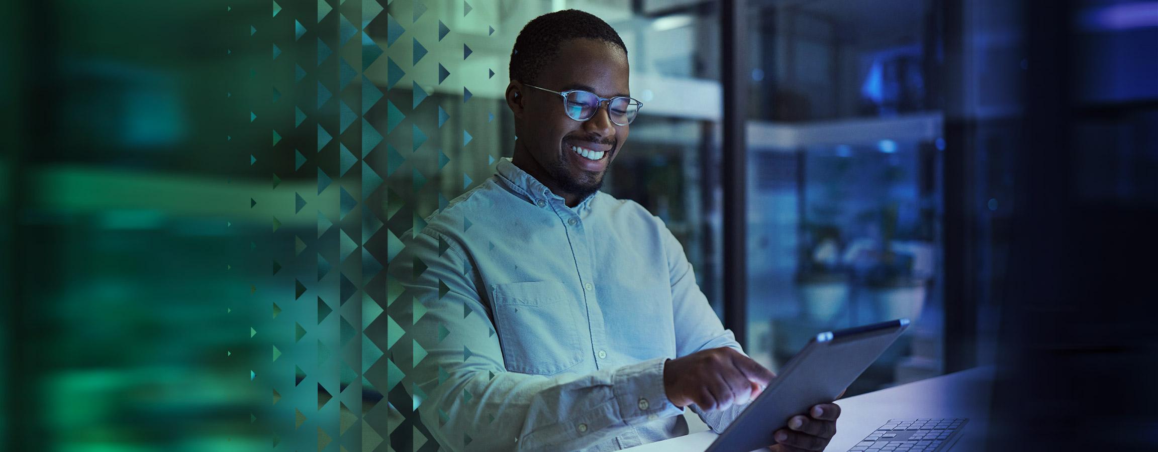 Mies tablettitietokoneella