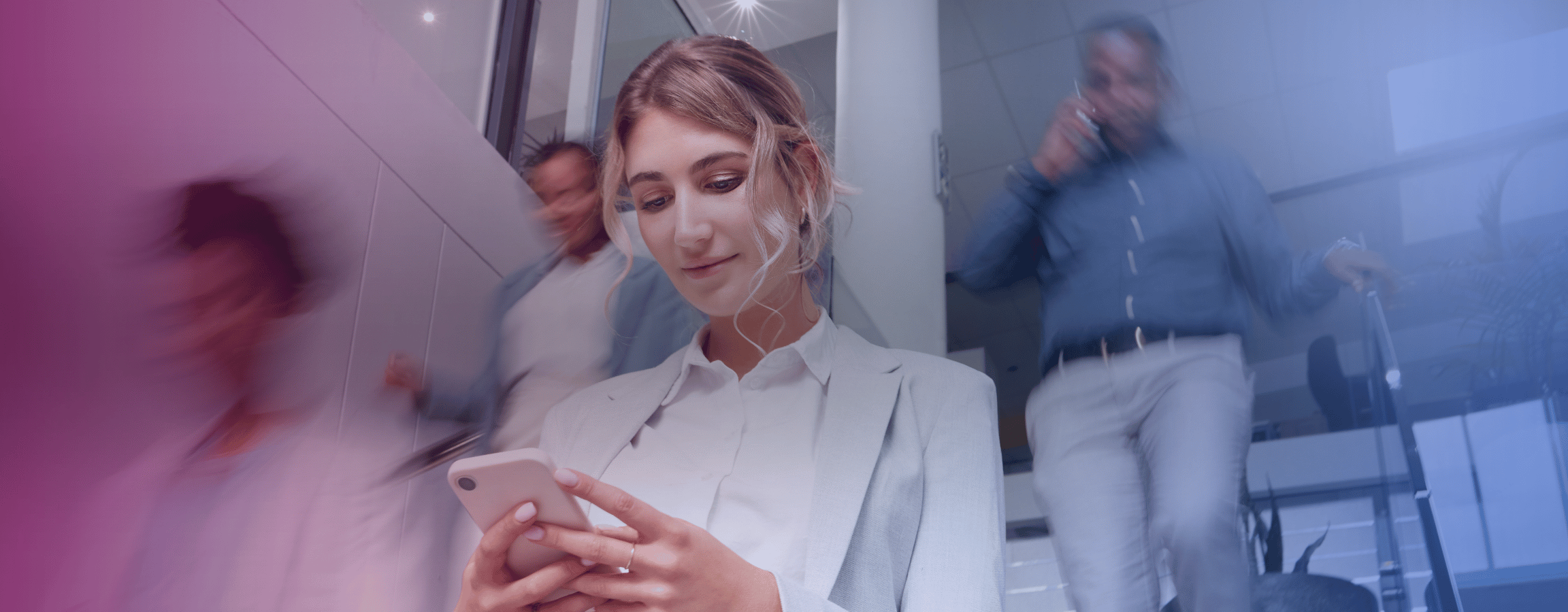 nainen käyttää puhelinta