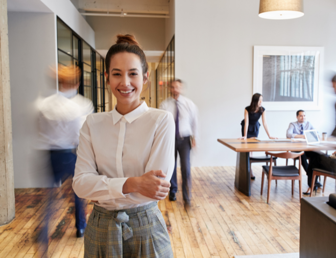 Nainen Seisoo Puulattialla 658 X 506