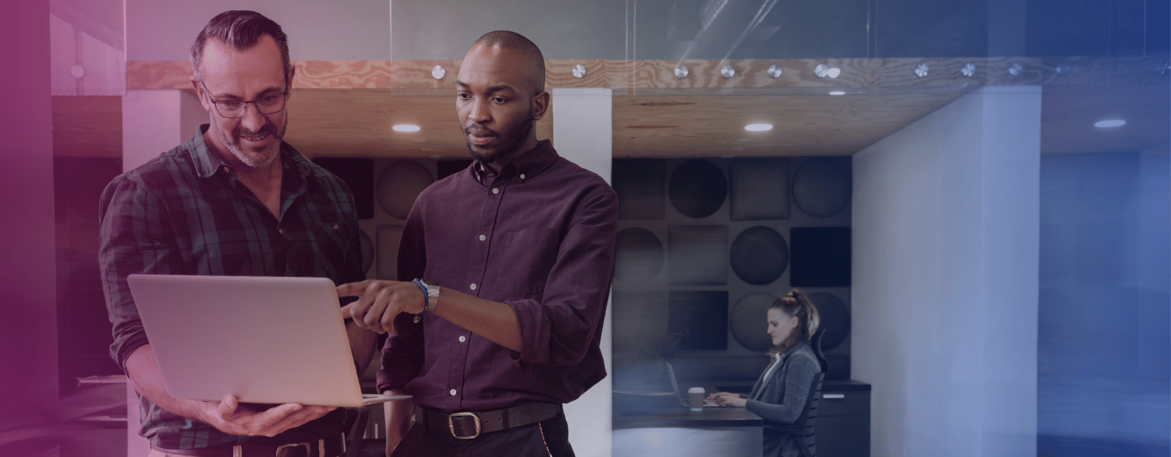 2 miestä katsoo tietokonetta seisoen