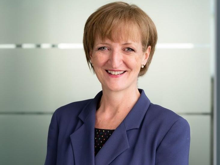 Uk Head Shot Veronica Donnelly 003 Col 300dpi