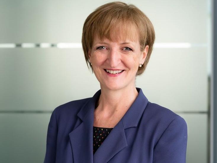 Uk Head Shot Veronica Donnelly 003 Col 300dpi