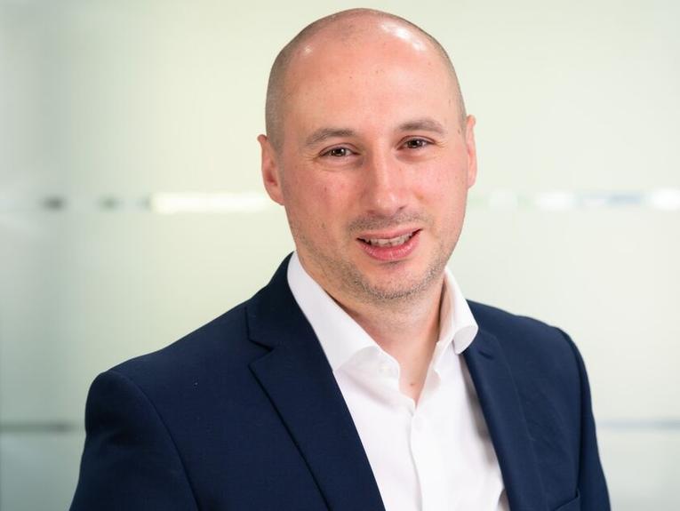 Uk Head Shot Alan Brown 004 Col 300dpi