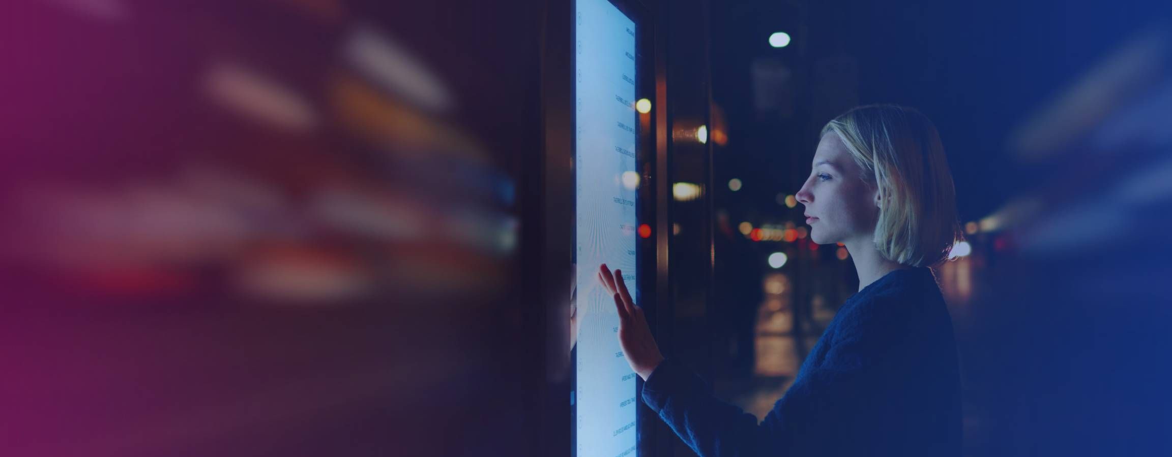 Kvinde, der kigger på en touchskærm