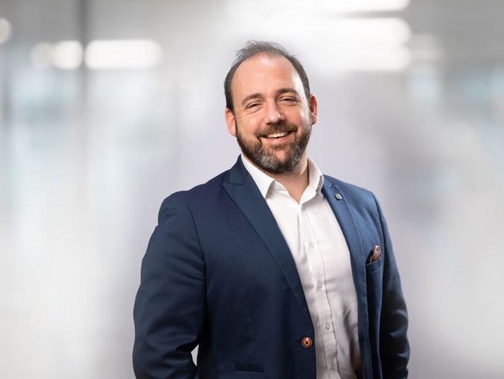 Uk Head Shot Lee Beaumont Azets144 Copy