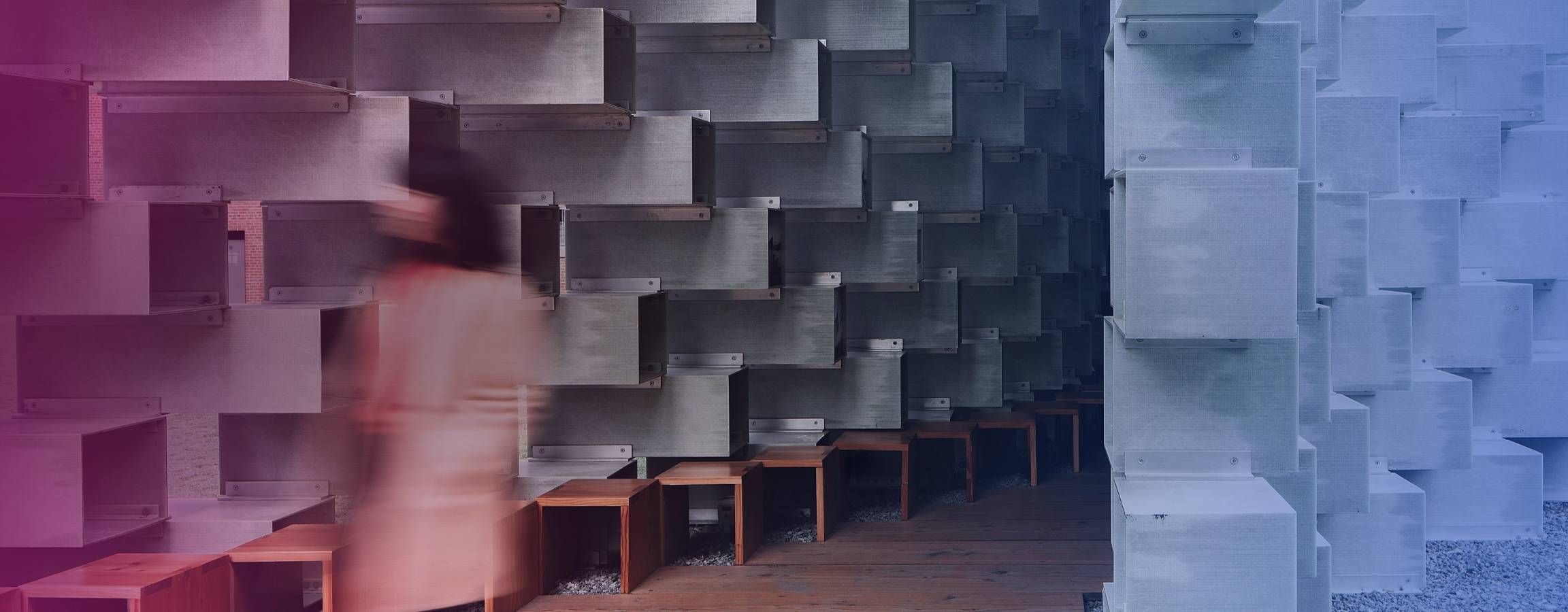 Kvinde, der går forbi en bygning