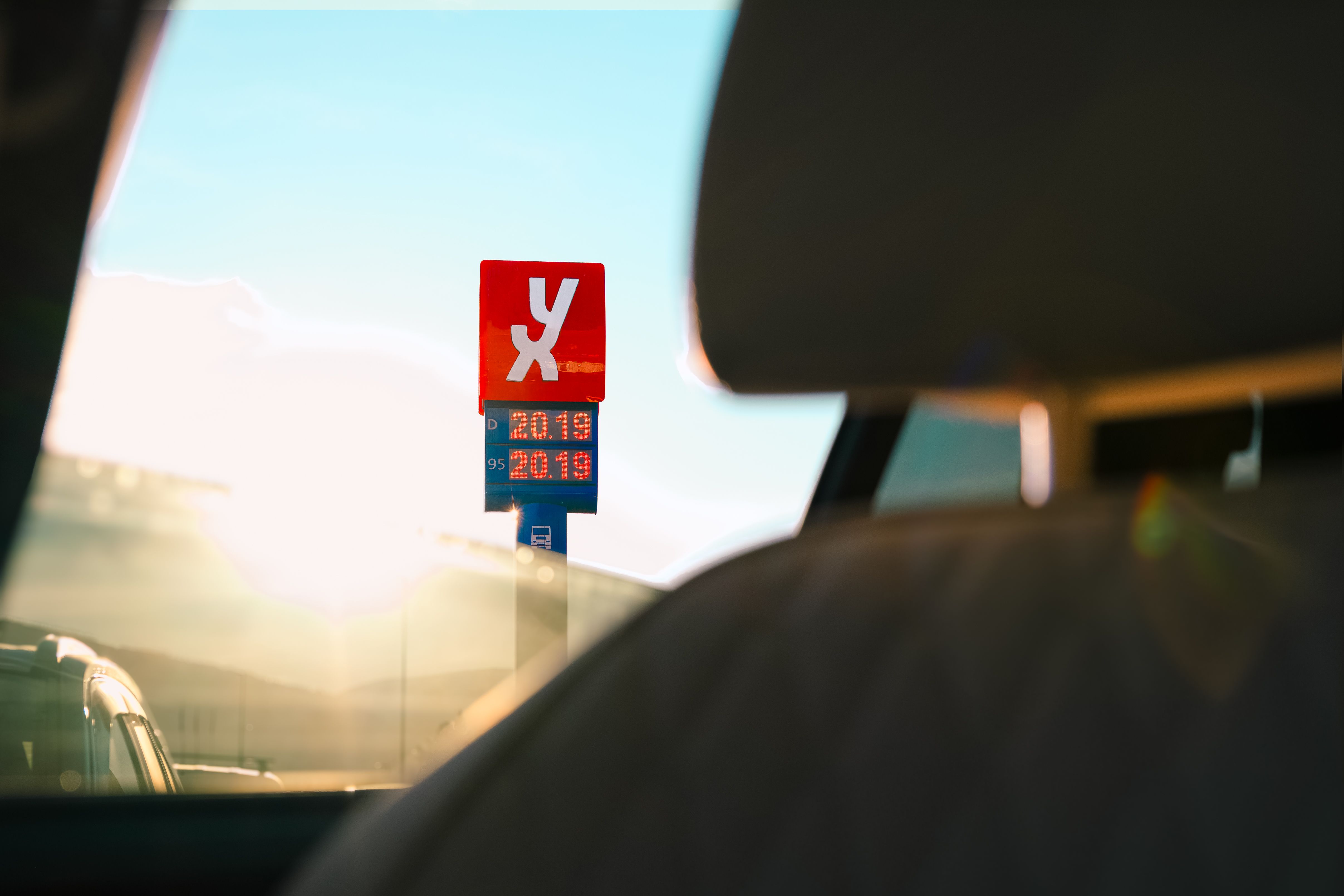 YX