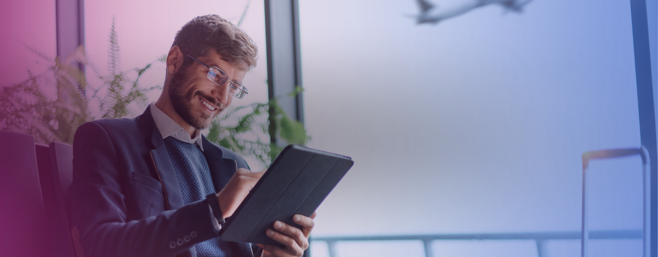 mies tutkii padia ja hymyilee hero.png