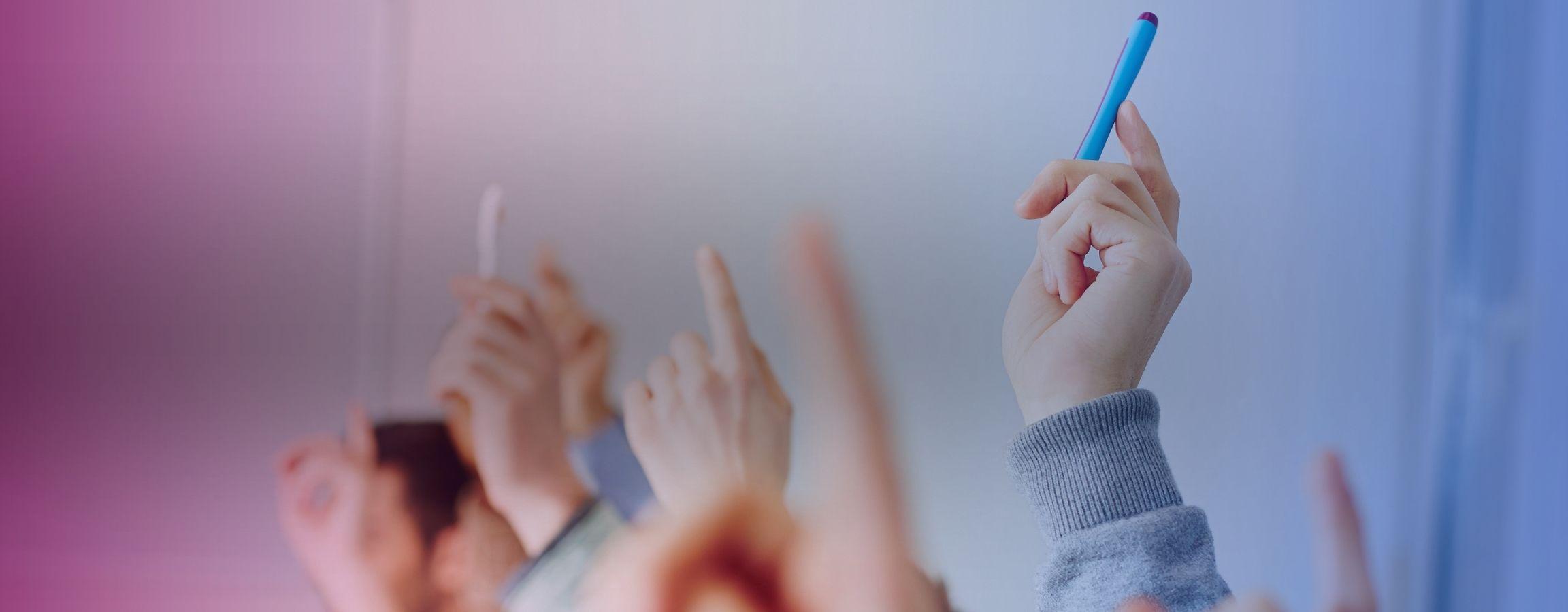 Mennesker-som-rekker-opp-hand.jpg