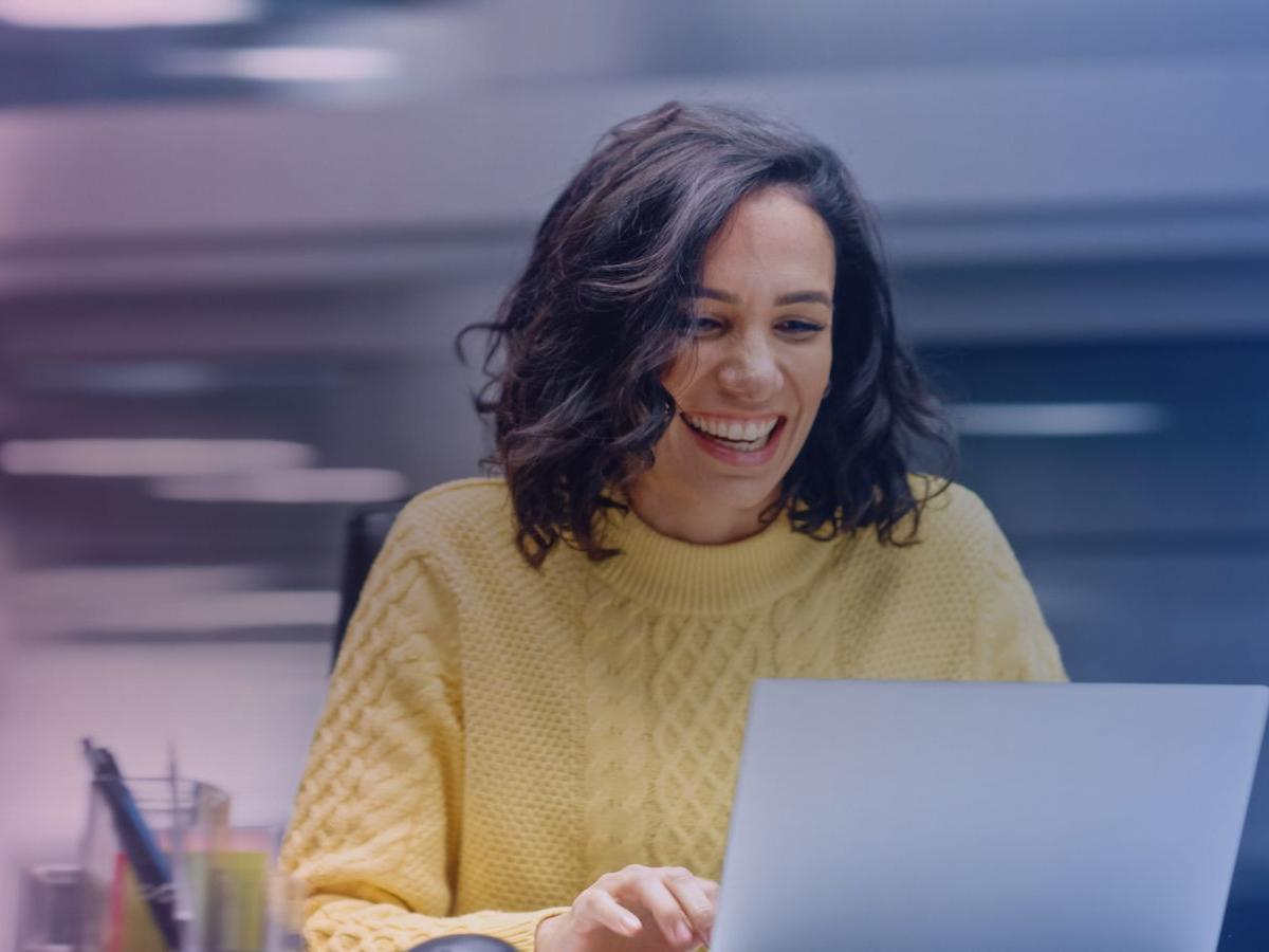 woman_laughing_laptop