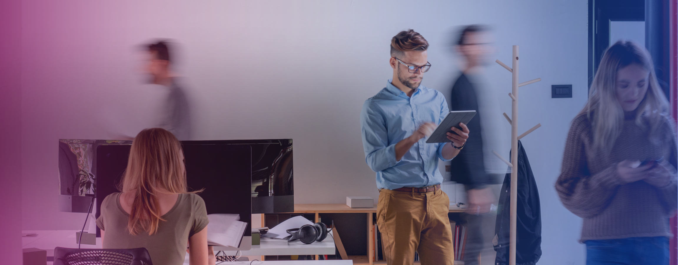 4 ihmistä töissä hero.png