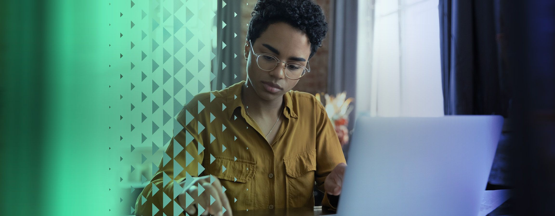 Nainen tekee töitä kannettavalla tietokoneella