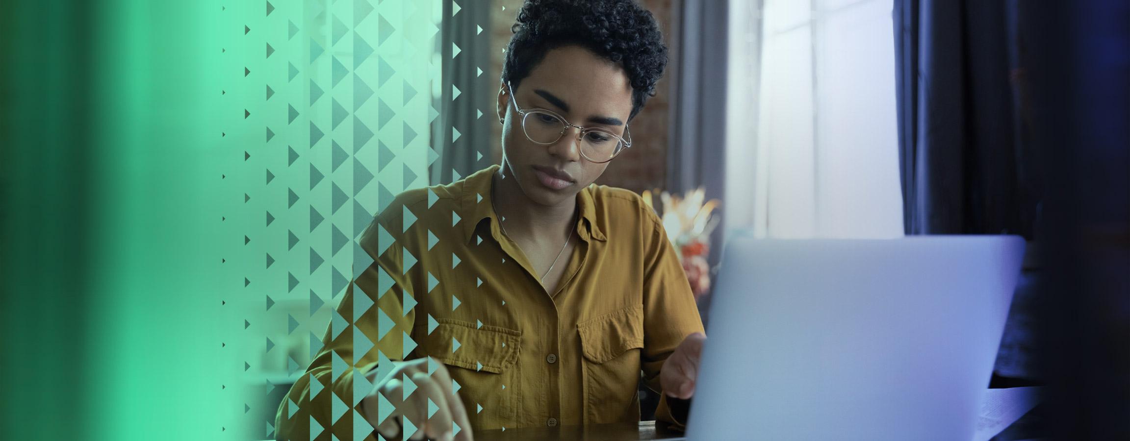 Nainen tekee töitä kannettavalla tietokoneella