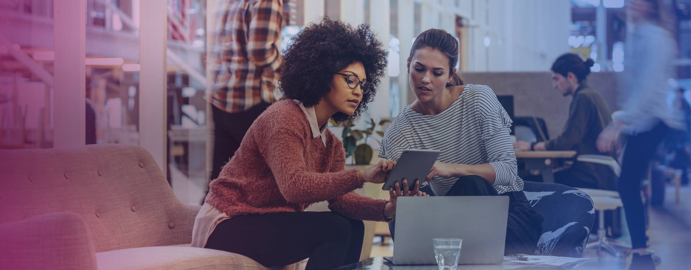 To kvinder, der arbejder på en bærbar computer