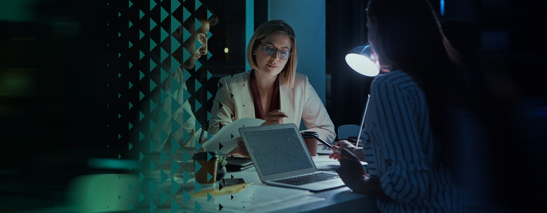 Mennesker jobber rundt et bord