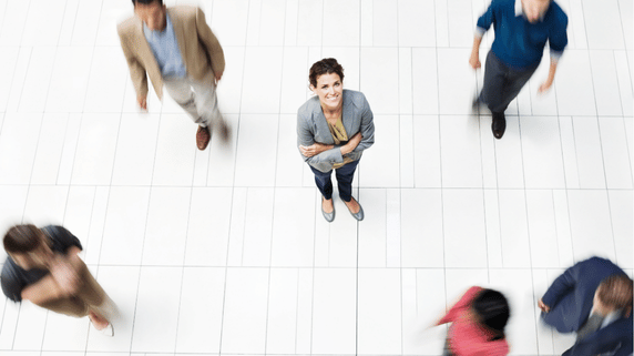 Ihmisia Valkoisella Lattialla 572 X 321