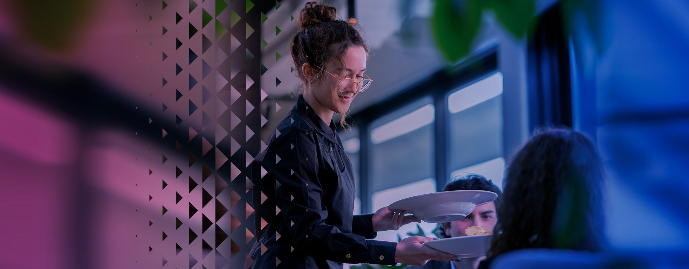 Nainen tarjoilee ravintolassa