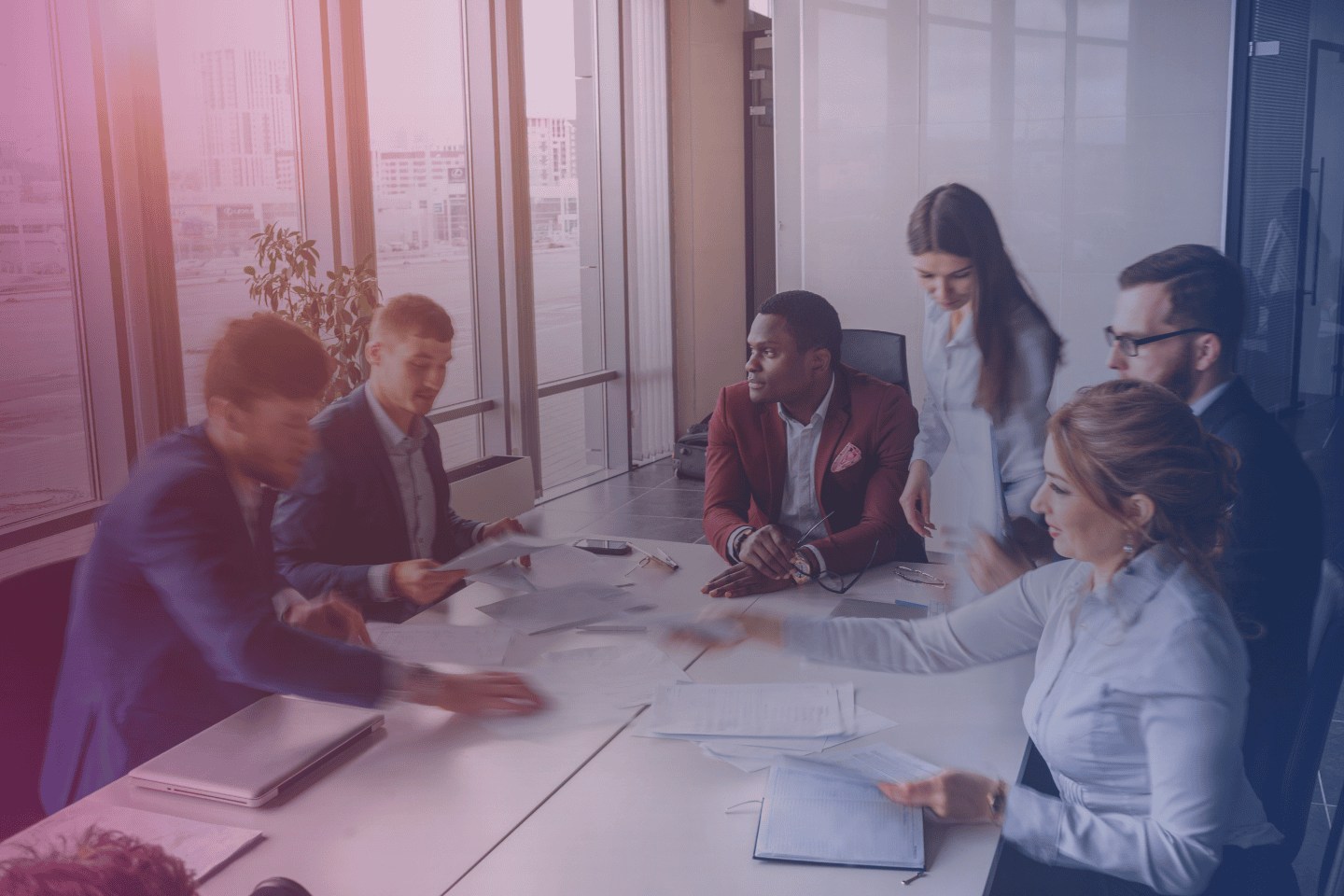 Ihmisiä kokouksessa