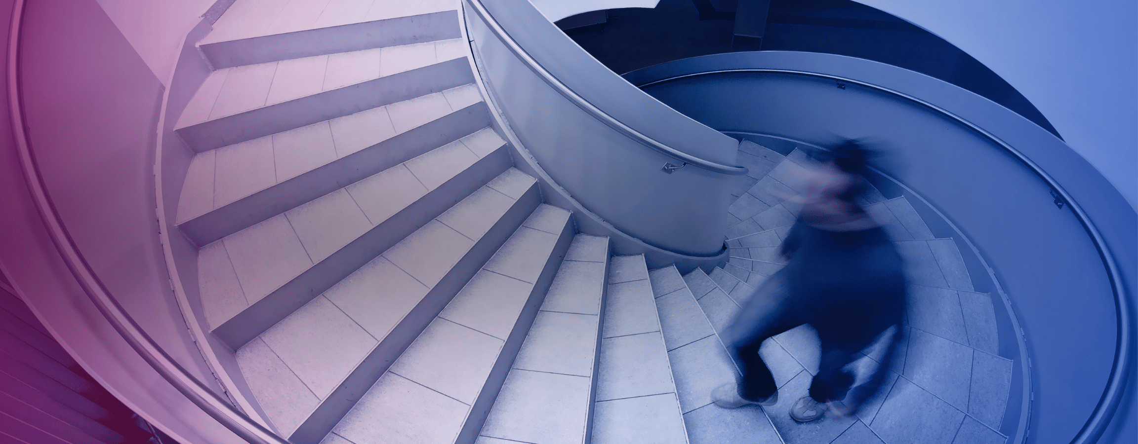 Mies nousee kierreportaita