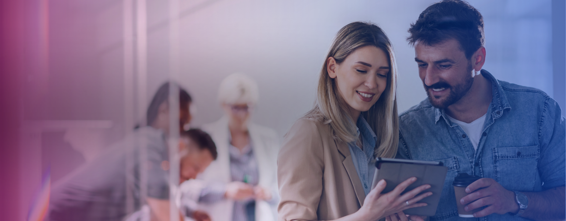 Ihmiset tutkivat padia hero.png