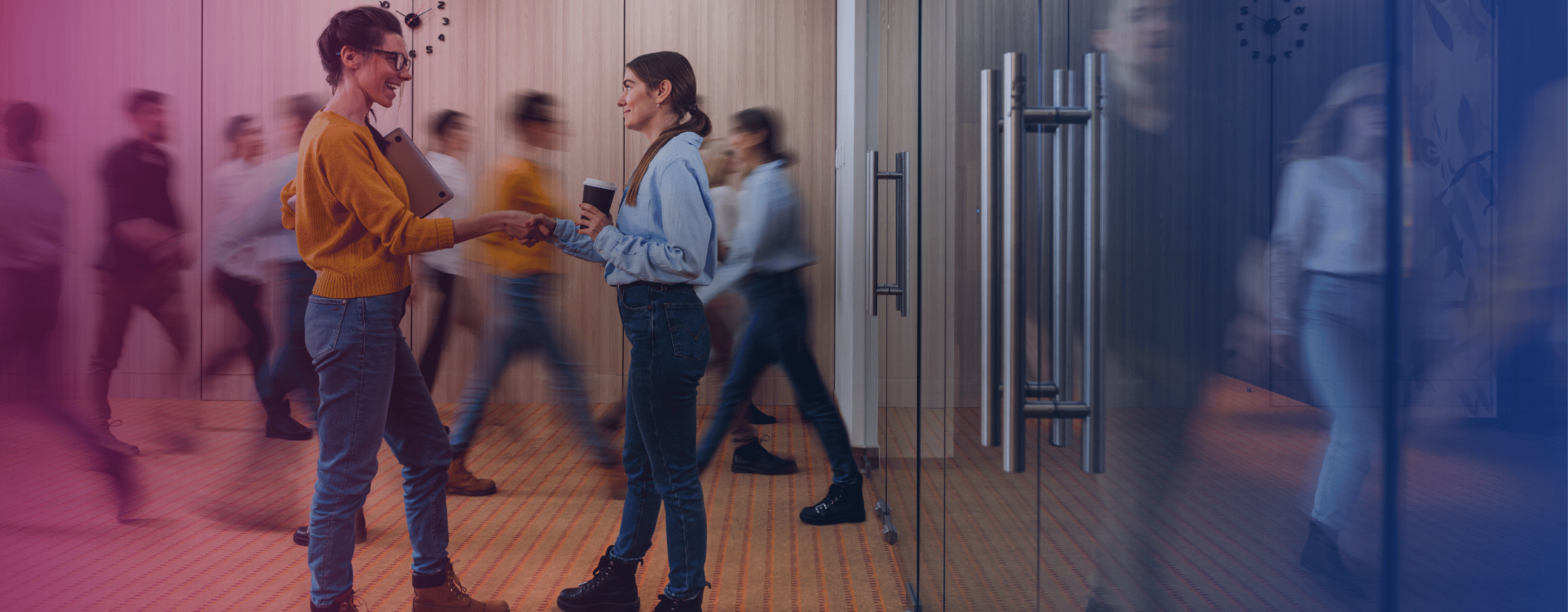 useita ihmisiä huoneessa