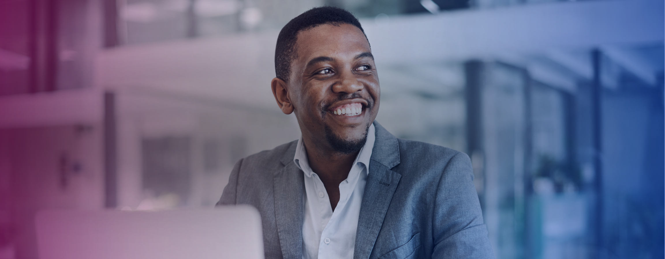 Hymyileva Mies Tietokoneella Hero