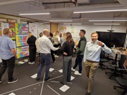 Dan Wange hilser med kaffe under sertifiseringen.