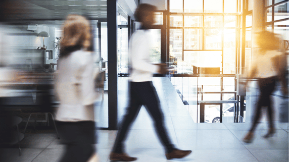 Mies Kavelee Toimistossa 572 X 321