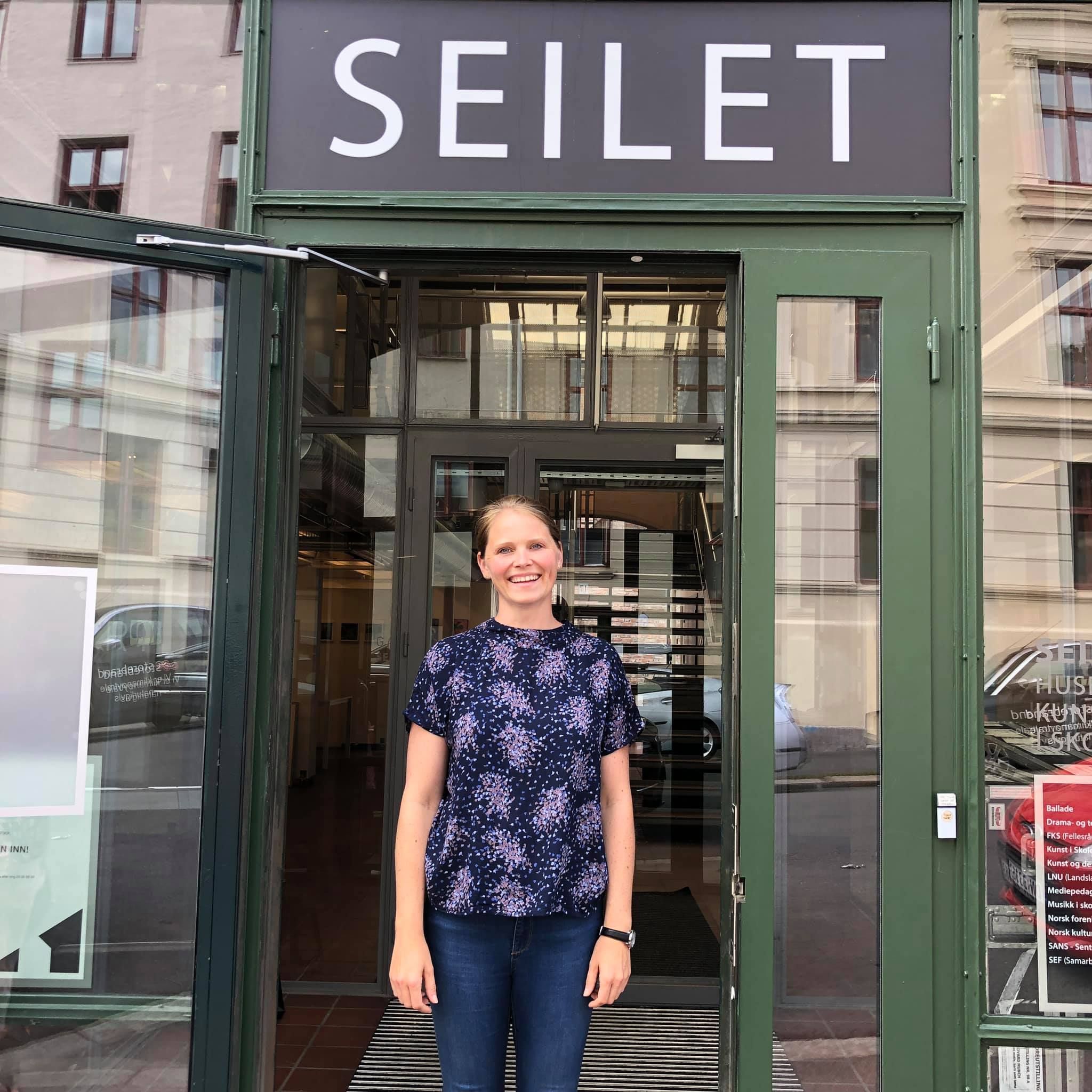Anne Elisabeth Sæter foran Galleri Seilet Foto Kunst i Skolen.jpg