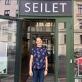 Anne Elisabeth Sæter foran Galleri Seilet Foto Kunst i Skolen.jpg