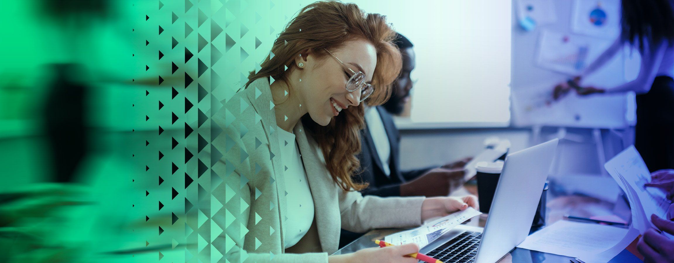 Nainen työpöydän ääressä