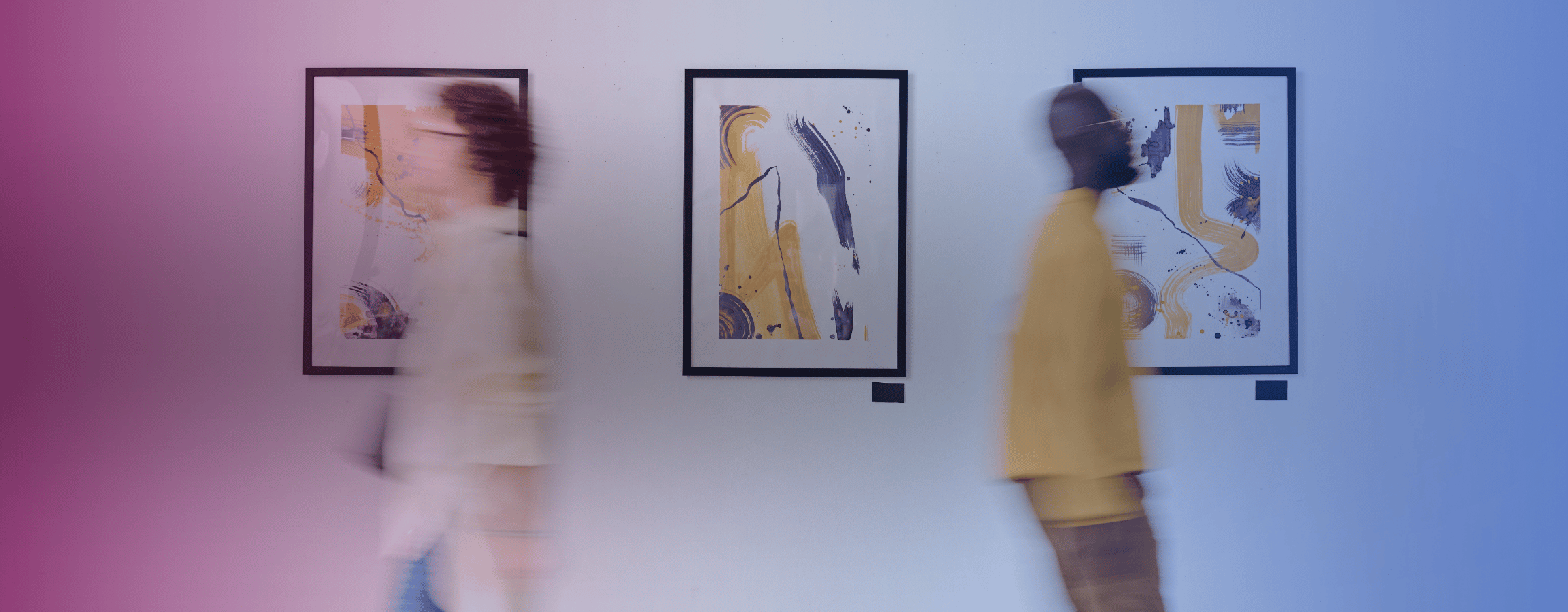 ihmisiä galleriassa