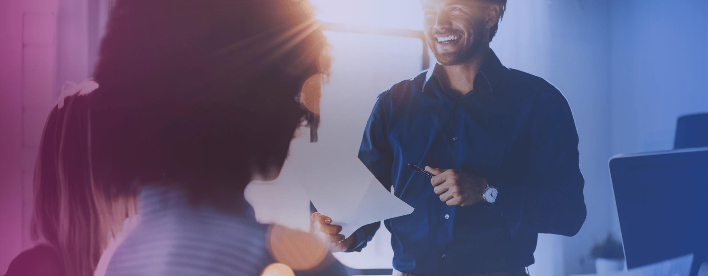 mies hymyilee ja pitelee paperia