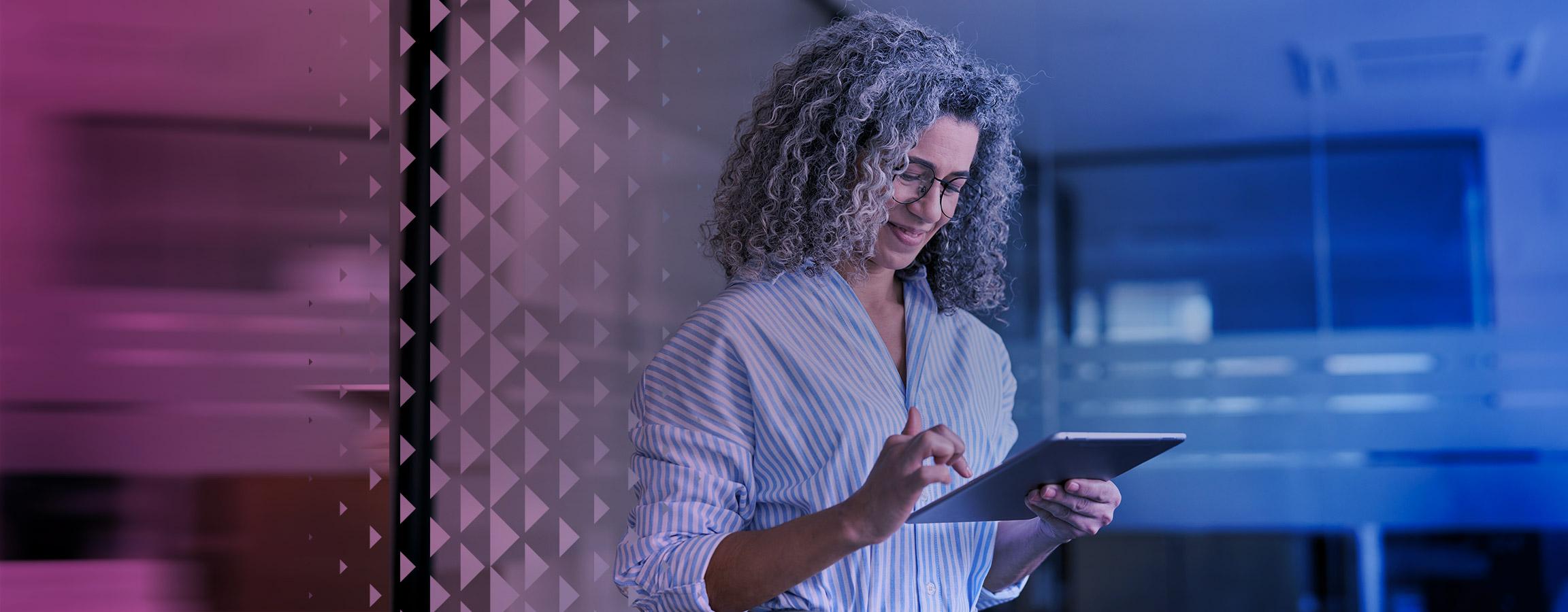 Nainen katsoo tablettia