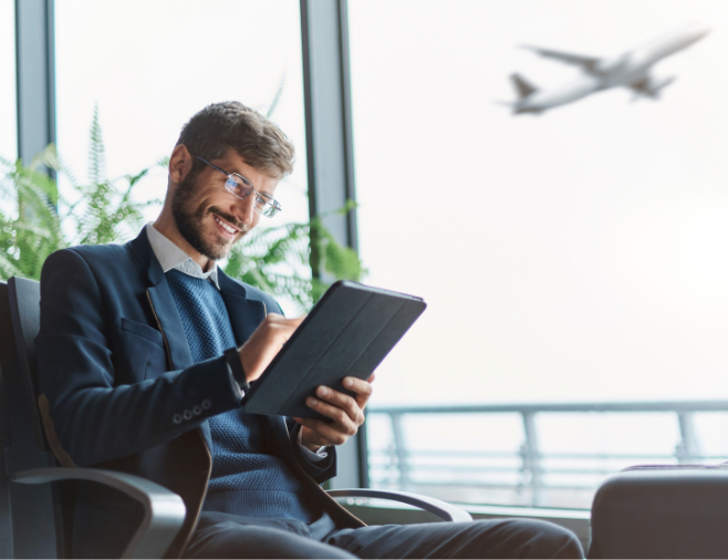 Mies Tutkii Padia Ja Hymyilee 658 X 506