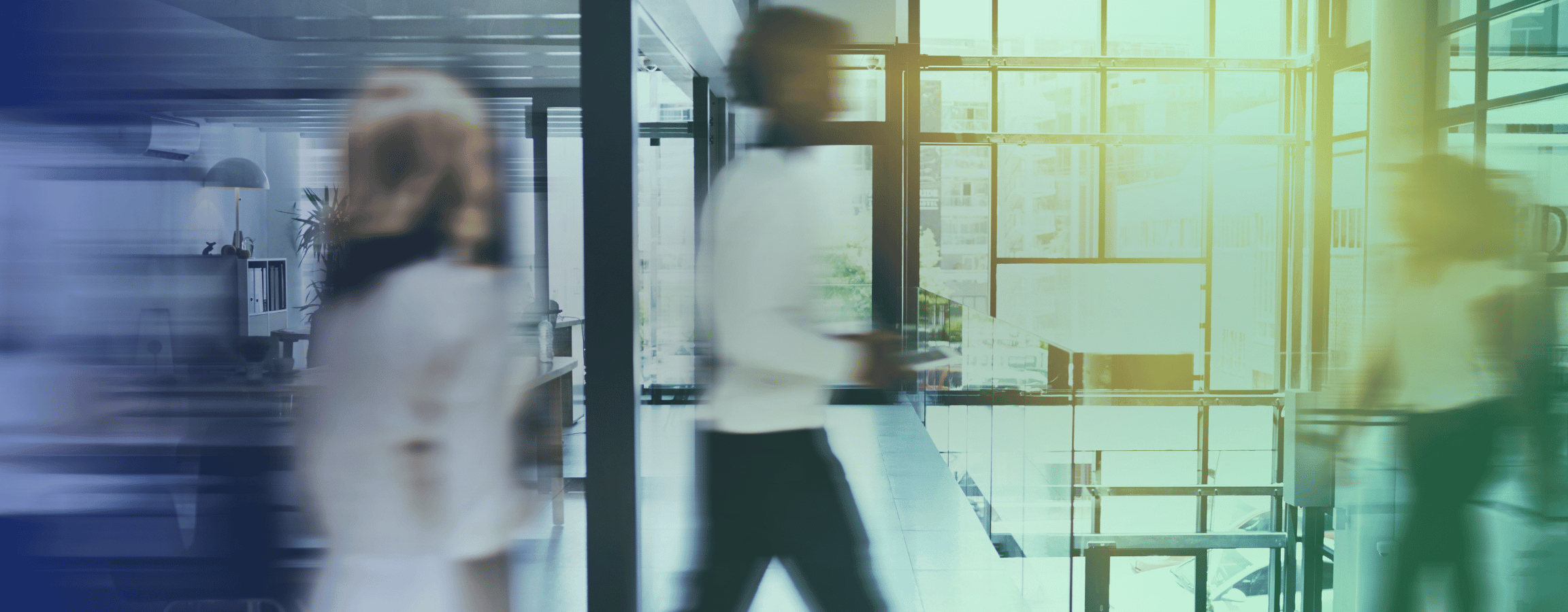 Ihmisiä kiireisinä kävelemessä käytävällä