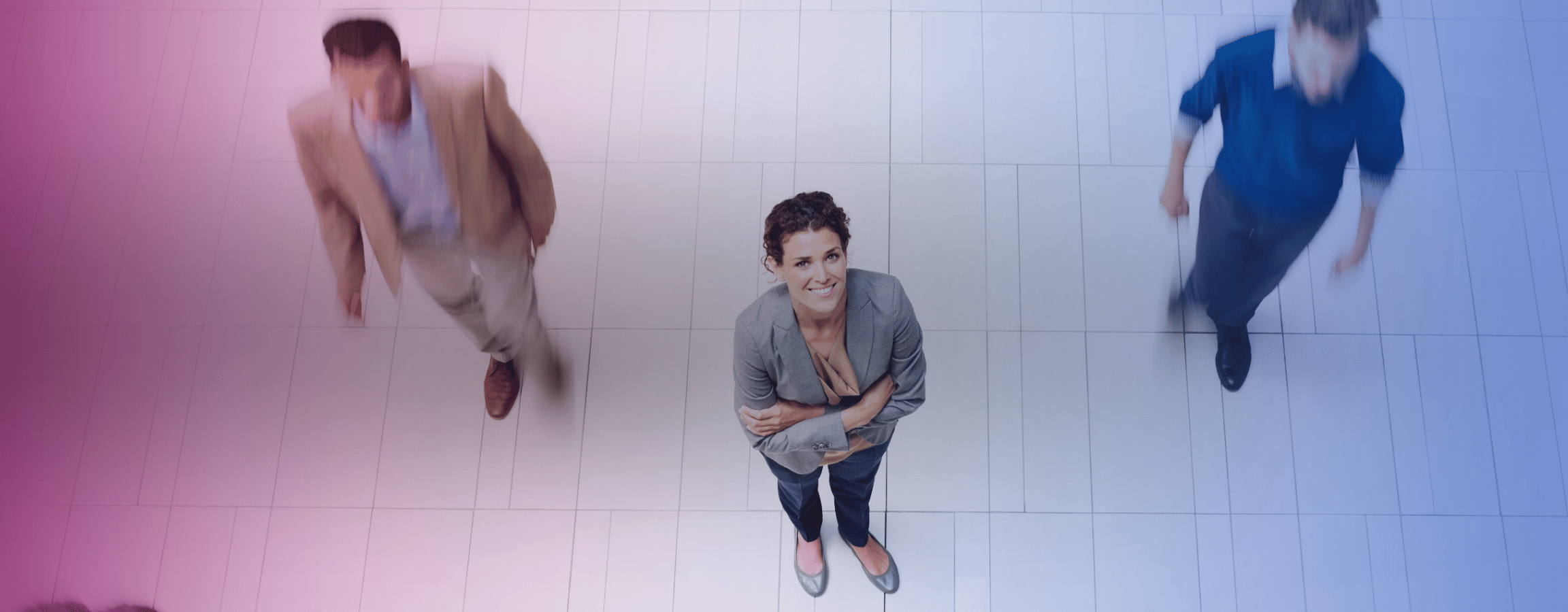 ihmisiä kulkee valkoisella lattialla