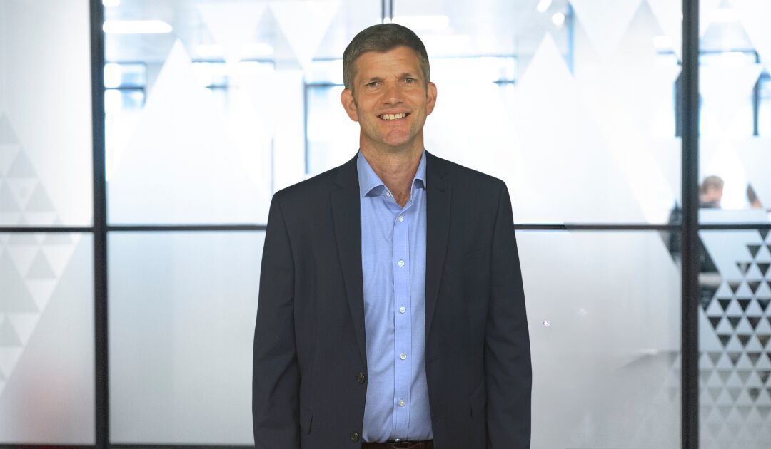 Uk Head Shot Alain De B Headshot