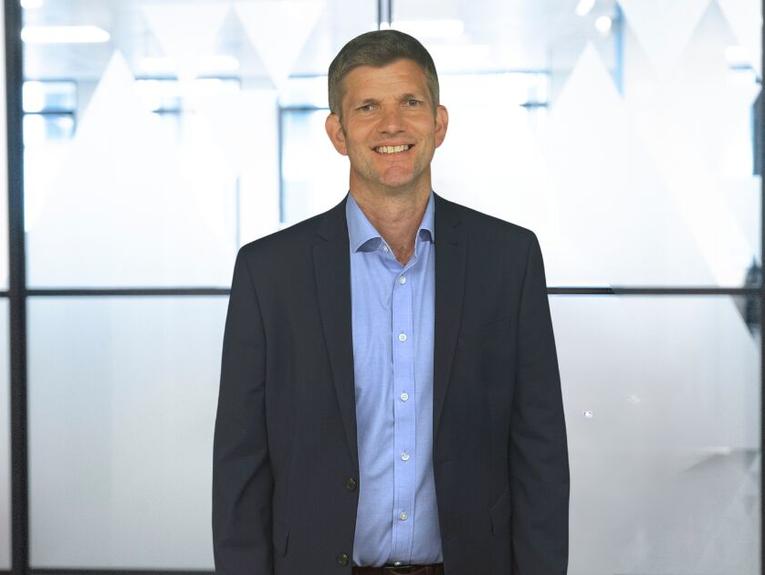 Uk Head Shot Alain De B Headshot