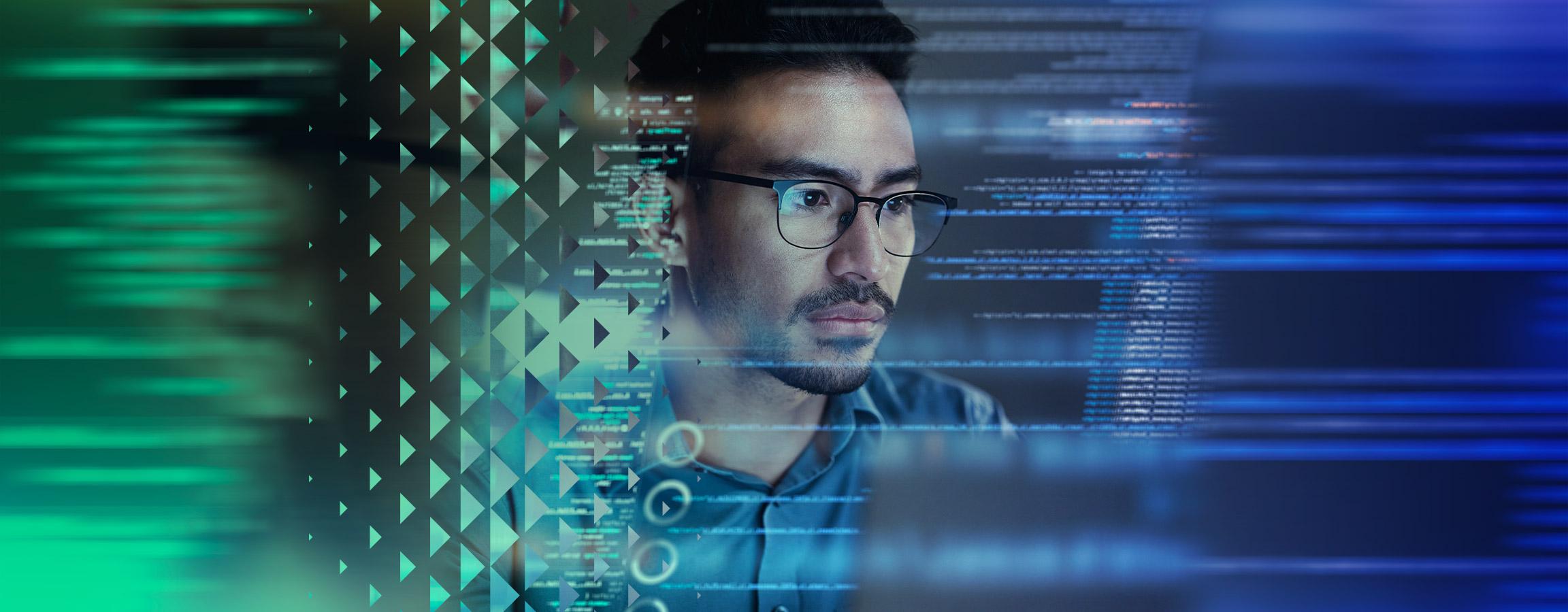 Mann med briller foran dataskjerm