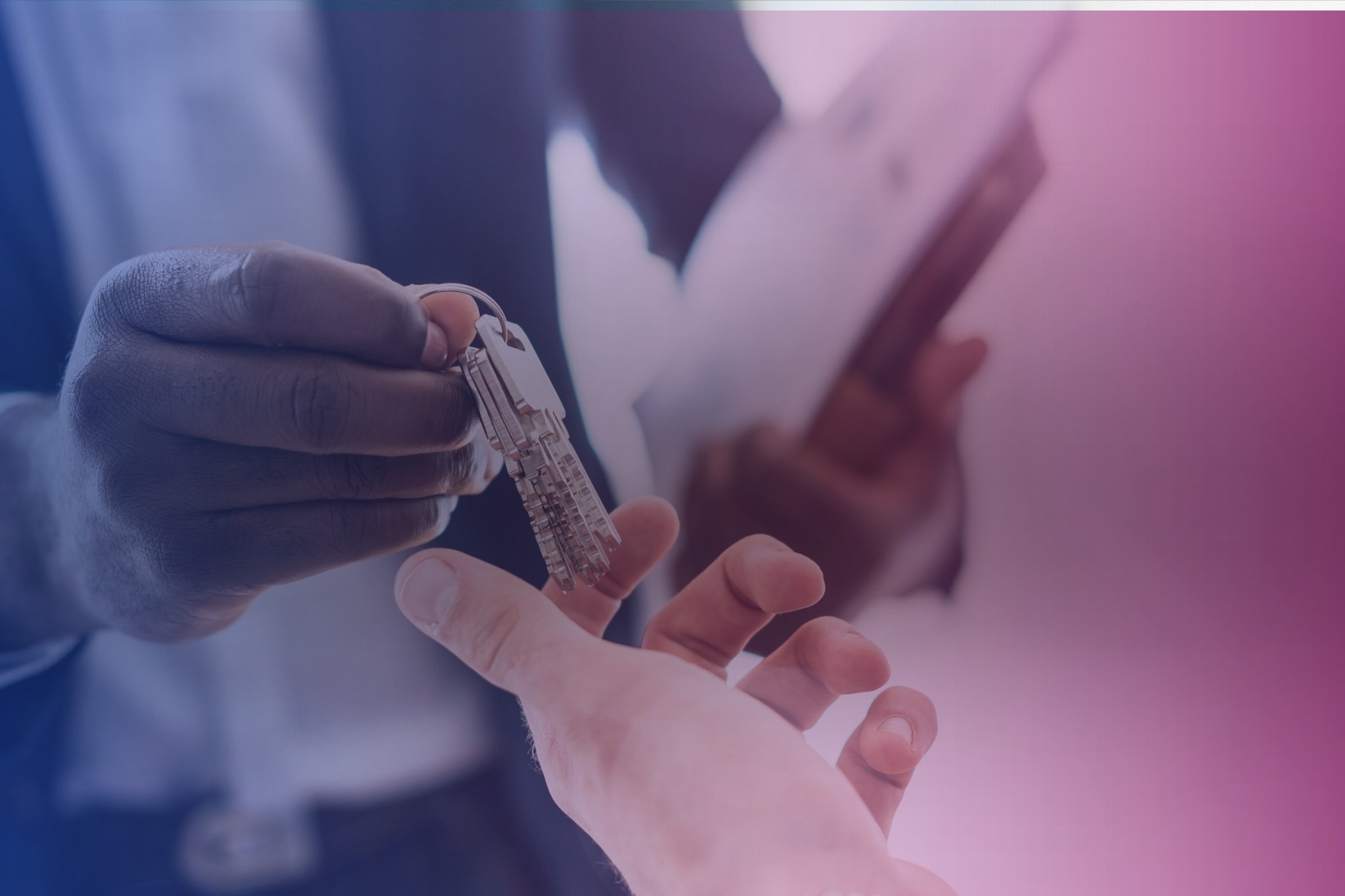 Kunde mottar nøkler til ny eiendom.png