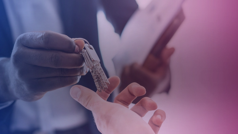 Kunde mottar nøkler til ny eiendom.png