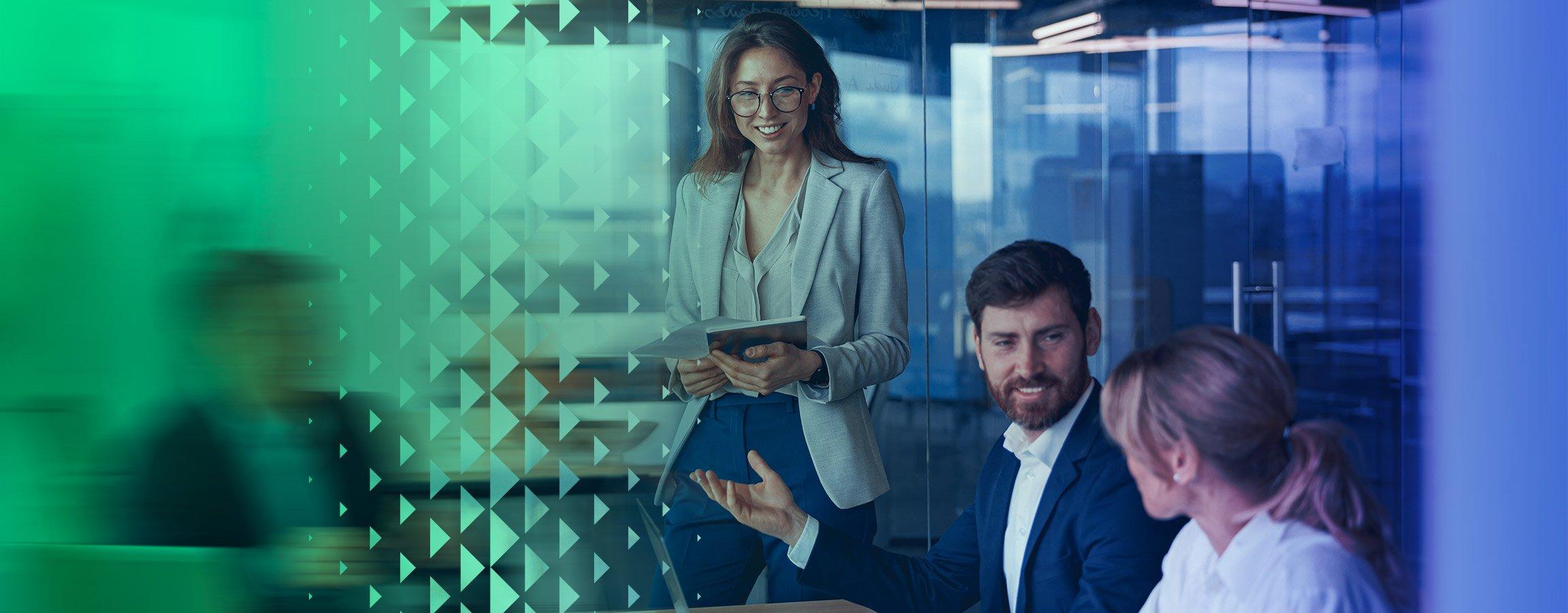 Ryhmä ihmisiä töissä