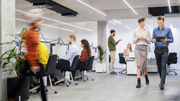 Ihmisia Toimistossa 572 X 321