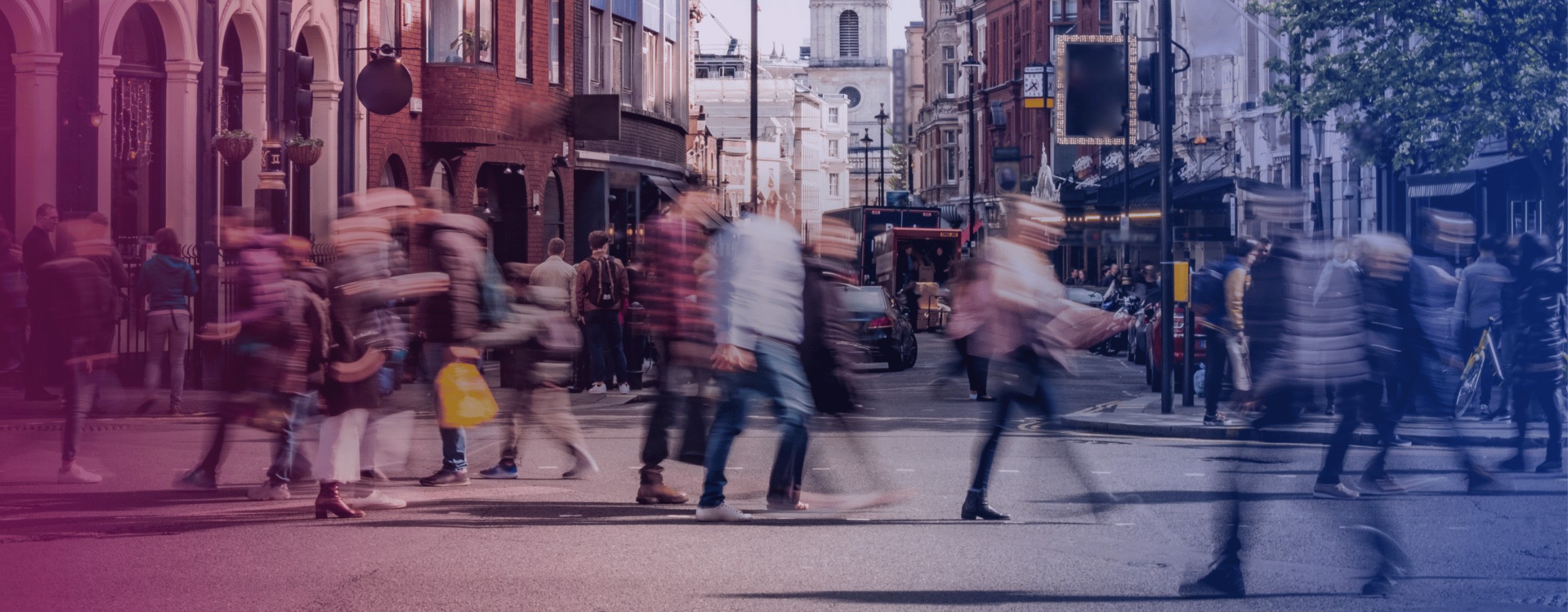 ihmisiä kävelee kadulla